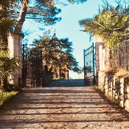 Marena: Vista Lago, Giardino, Parcheggio *